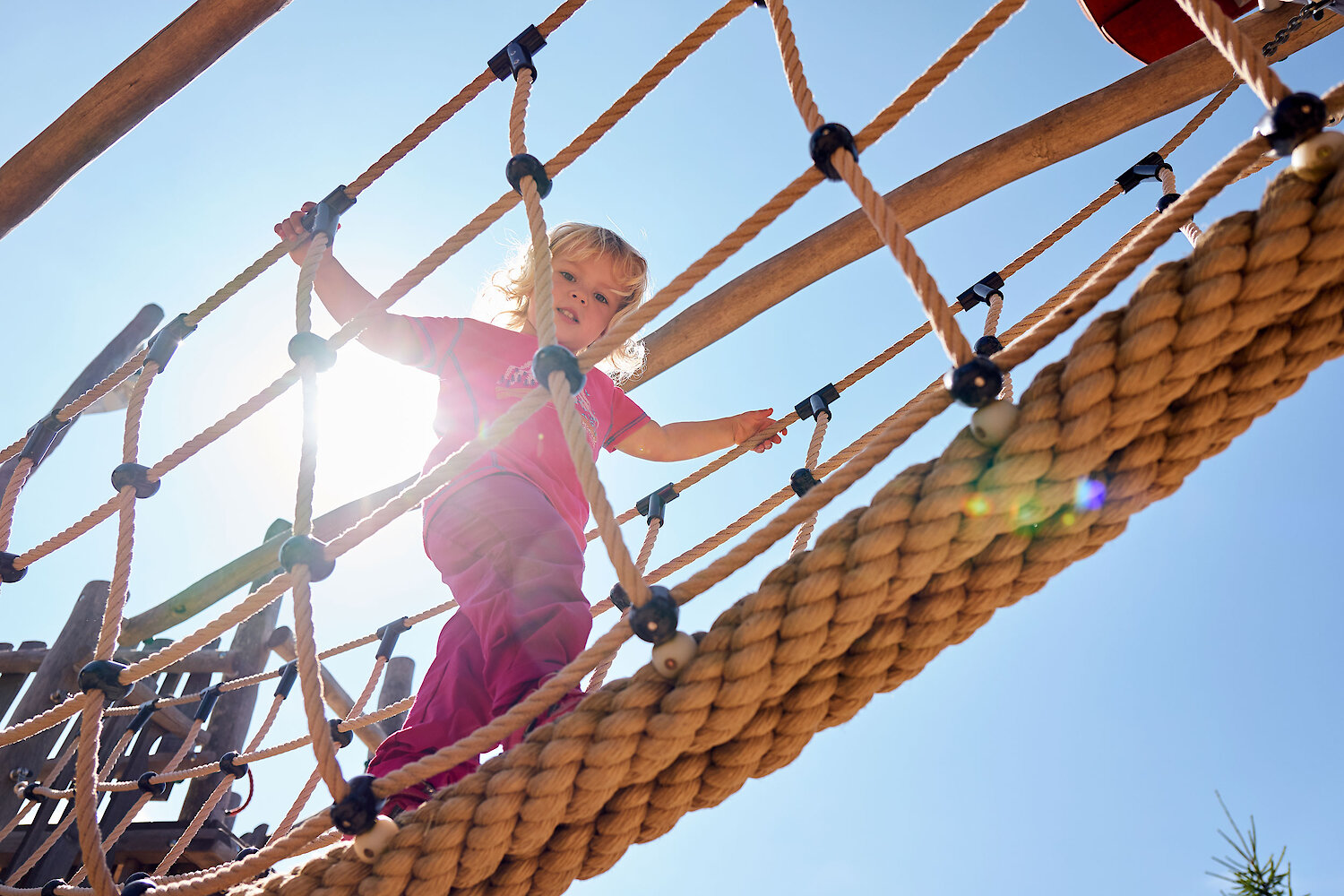 Kind im Klettergarten Bayerischer Wald Freizeit-Tipps für Familien